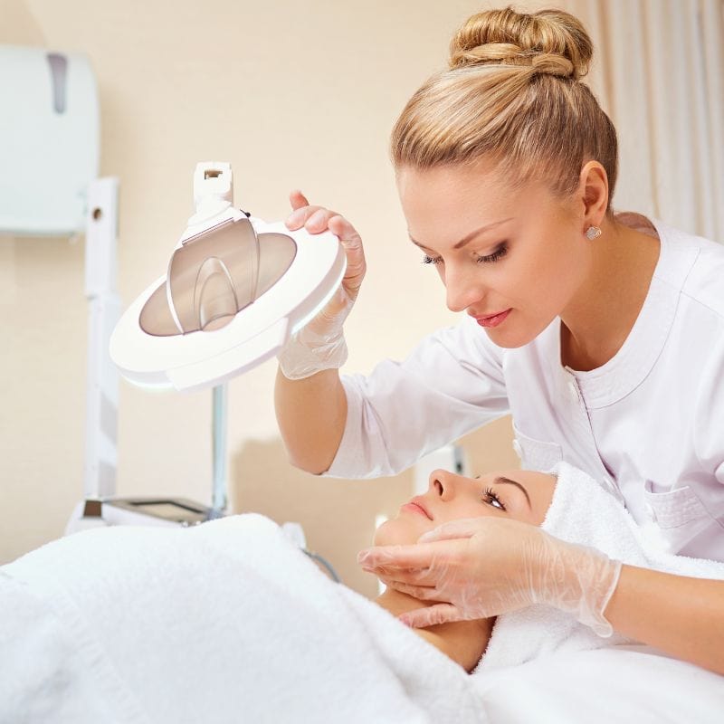 Tratamientos de cosmetología y cuidado facial en el salón de belleza Beauty Home Torrevieja