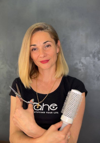 Професійні стрижки, фарбування, укладки та догляд за волоссям. Індивідуальний підхід для вашого ідеального образу.